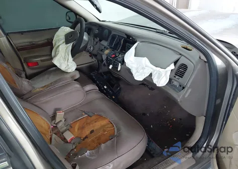 2001 Mercury Grand Marquis Gs z USA, uszkodzony, nr VIN 2MEFM74W51X613819